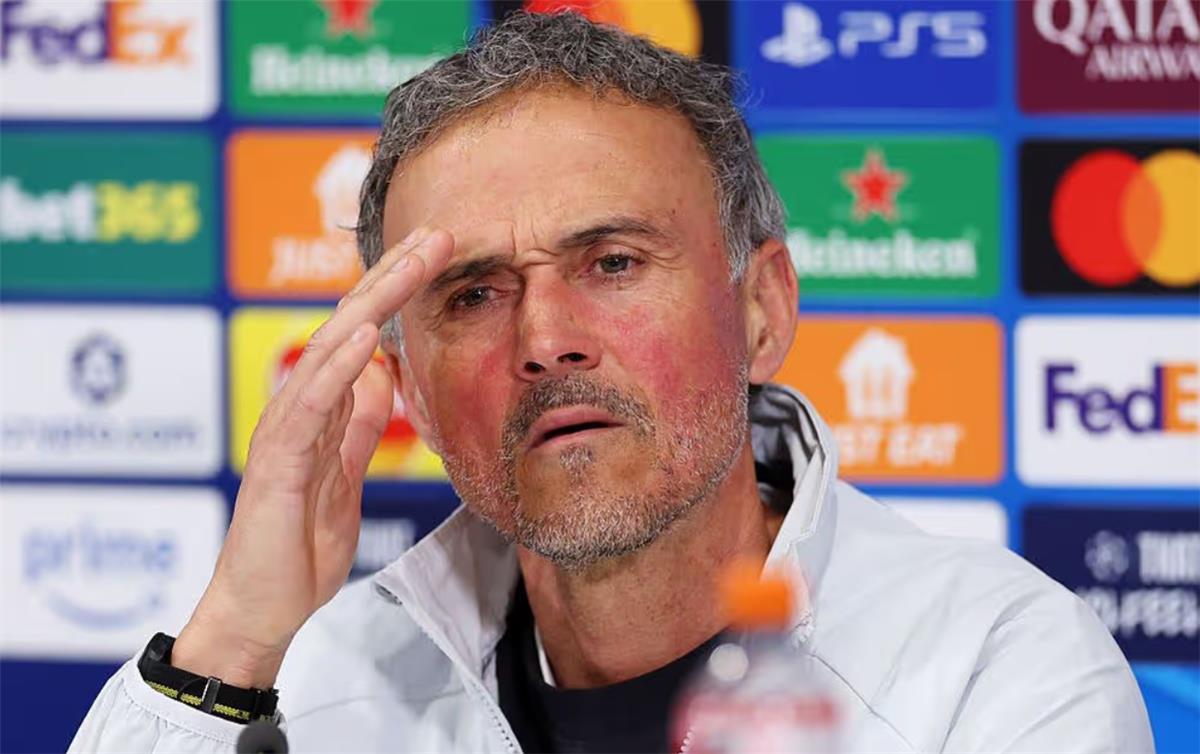 إنريكي يثير الغموض حول لاعب باريس سان جيرمان المصاب: لا أعرف شيئًا عنه 