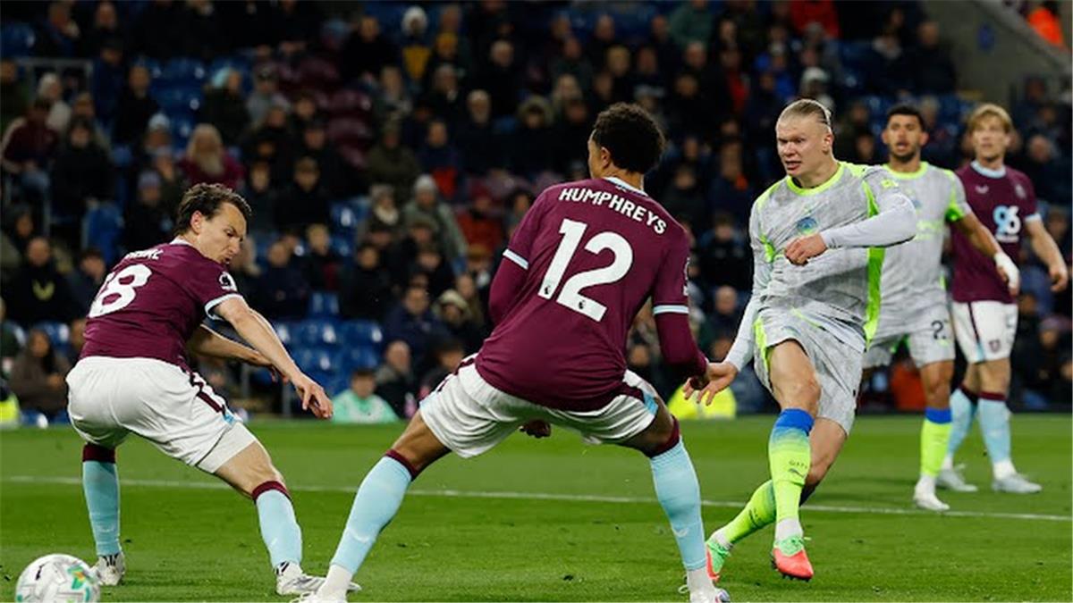 فيديو | مانشستر سيتي يتجاوز عقبة بيرنلي بصعوبة ويعتلي صدارة الدوري الإنجليزي