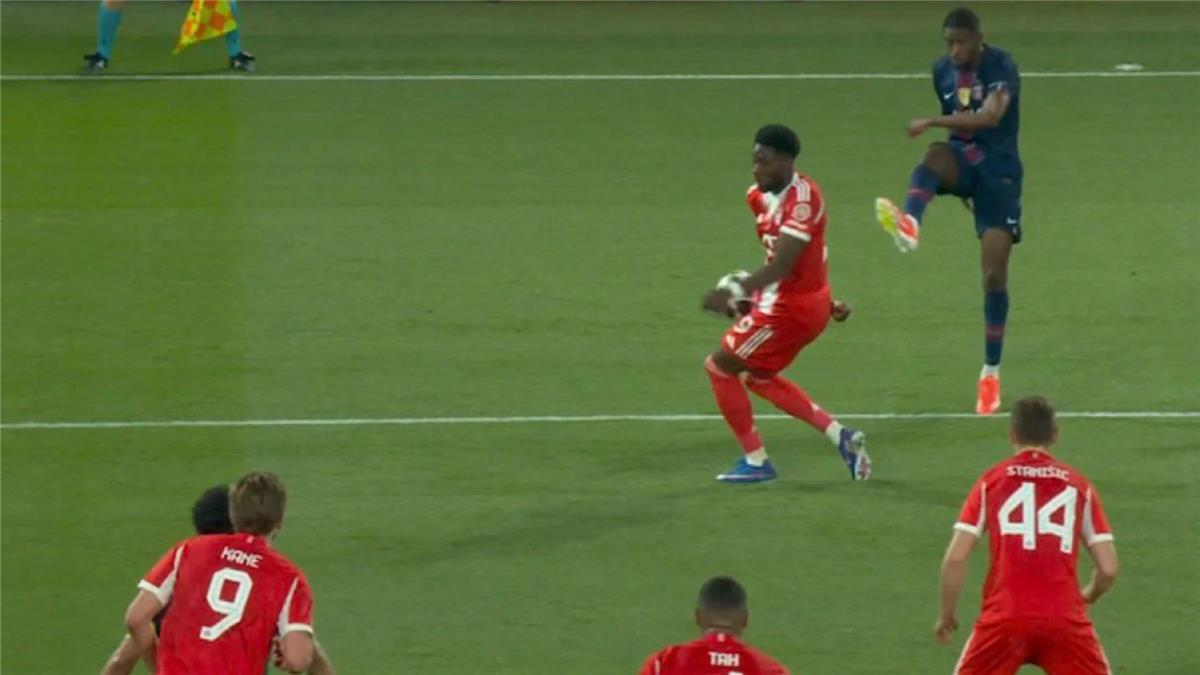 خبير تحكيمي يوضح مدى صحة ضربة جزاء باريس سان جيرمان أمام بايرن ميونخ