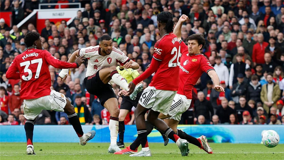 في غياب محمد صلاح.. مانشستر يونايتد يقهر ليفربول بصعوبة ويتأهل إلى دوري أبطال أوروبا