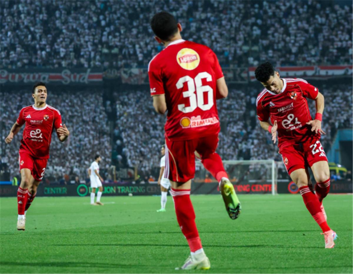 لاعب الأهلي يغادر مباراة إنبي مصابًا
