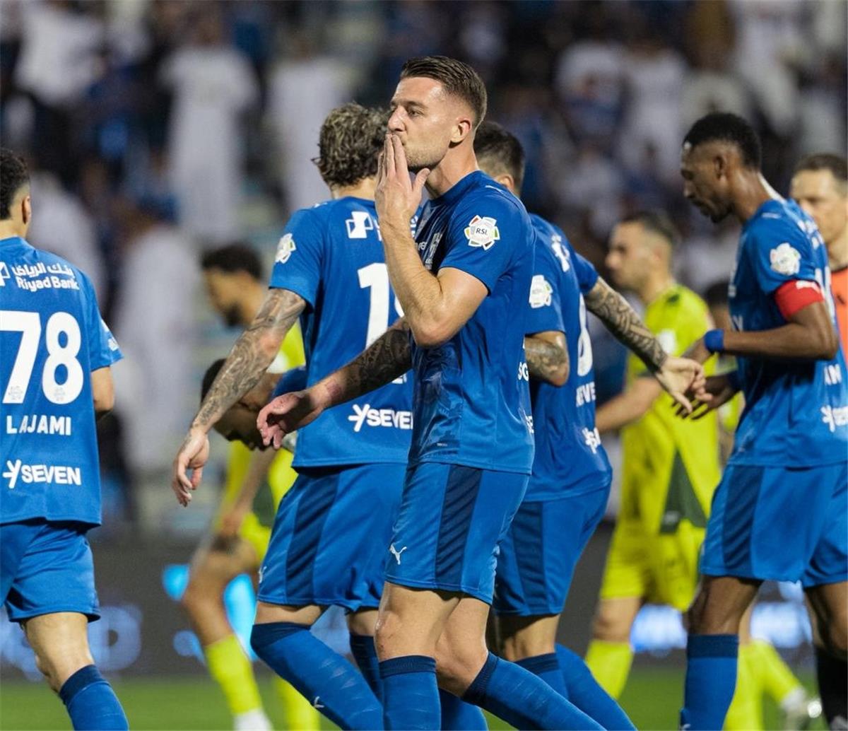 الهلال يهزم الخليج بثنائية ويواصل مطاردة النصر على صدارة الدوري السعودي