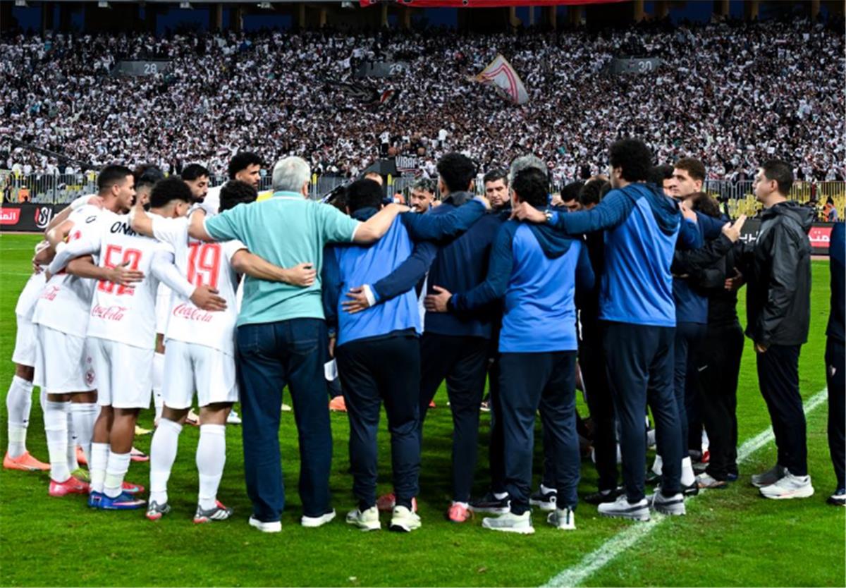 بعثة الزمالك في مطار القاهرة استعدادًا للسفر إلى الجزائر.. موقف خوان بيزيرا