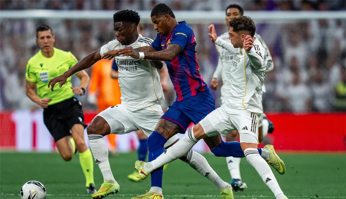 موندو تكشف الحكم المرشح لمباراة الكلاسيكو بين برشلونة وريال مدريد