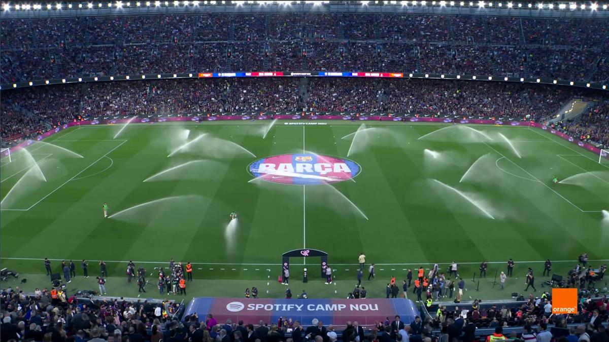فيديو | كرات شاطئ وأقماع.. جماهير برشلونة تسخر من أربيلوا ولاعب ريال مدريد قبل الكلاسيكو