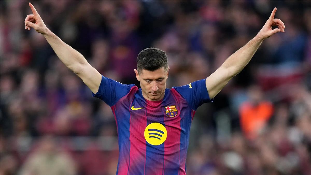 ليفاندوفسكي يلمح لمستقبله مع برشلونة بعد التتويج بالدوري الإسباني