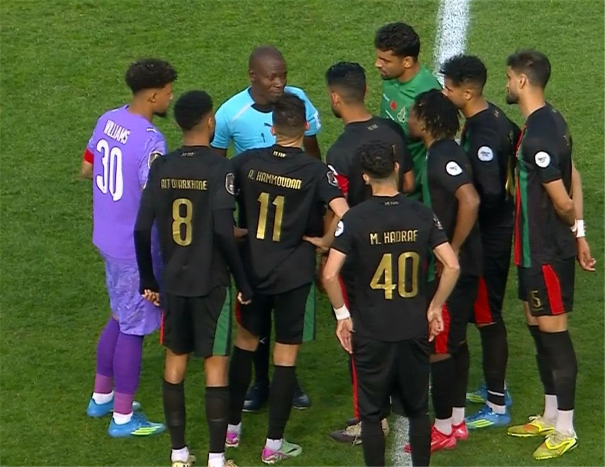 فيديو | الفار يؤخر انطلاق الشوط الثاني في مباراة صن داونز والجيش الملكي