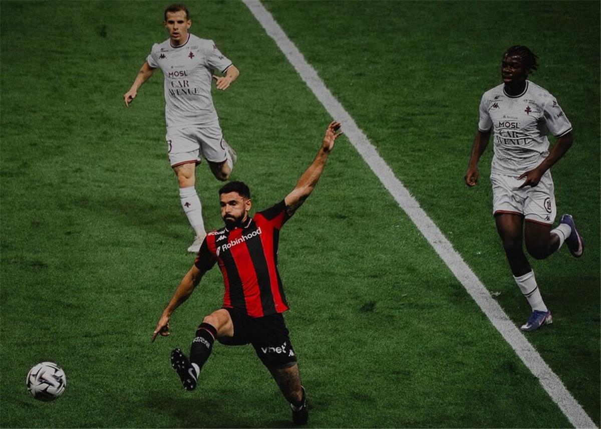 نيس محمد عبد المنعم يكتفي بتعادل مخيب مع ميتز ويخوض ملحق الدوري الفرنسي