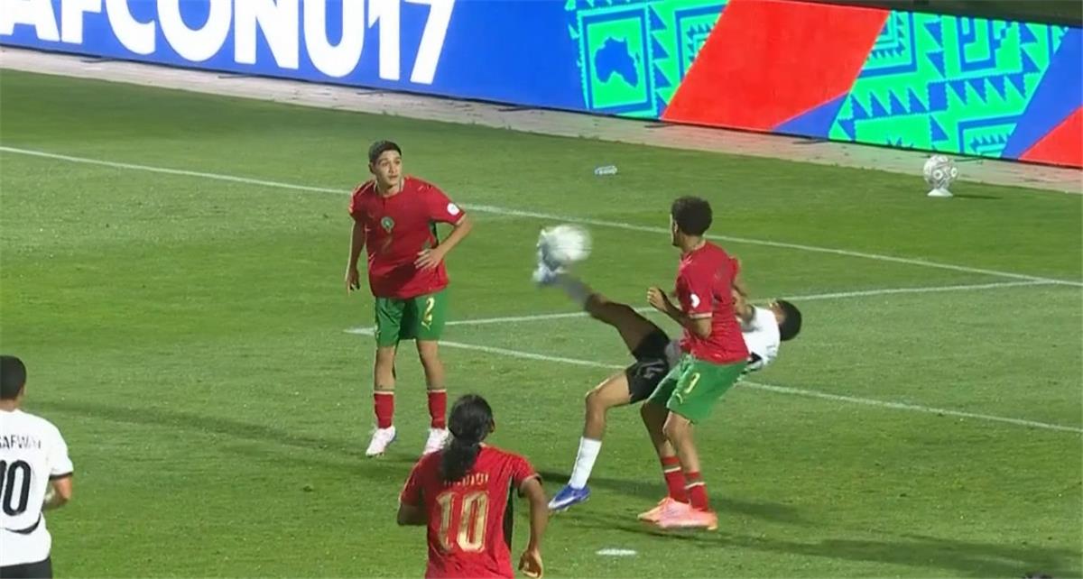 فيديو | ضربة مزدوجة رائعة.. زياد سعودي يسجل هدف مصر الأول أمام المغرب