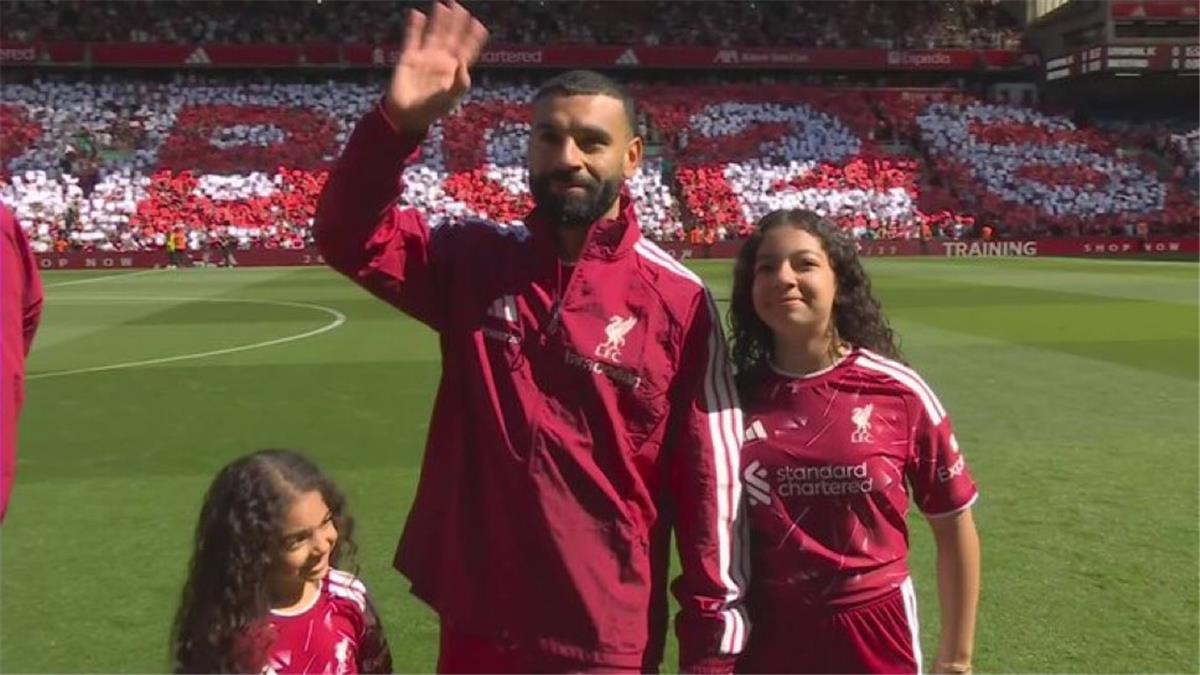 صورة.. جماهير ليفربول تكرم محمد صلاح بـتيفو خاص أمام برينتفورد في الدوري الإنجليزي