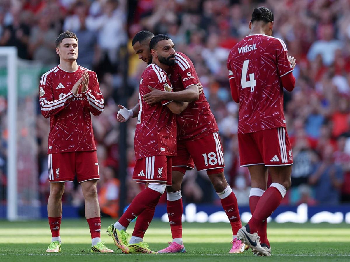 محمد صلاح يودع جماهير ليفربول خلال استبداله أمام برينتفورد 