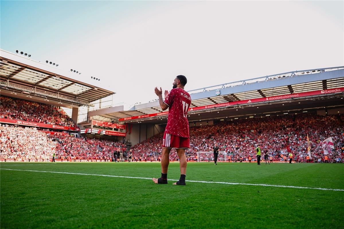 فيديو | بالدموع.. محمد صلاح يودع ليفربول في مشهد مؤثر أمام جمهور الأنفيلد