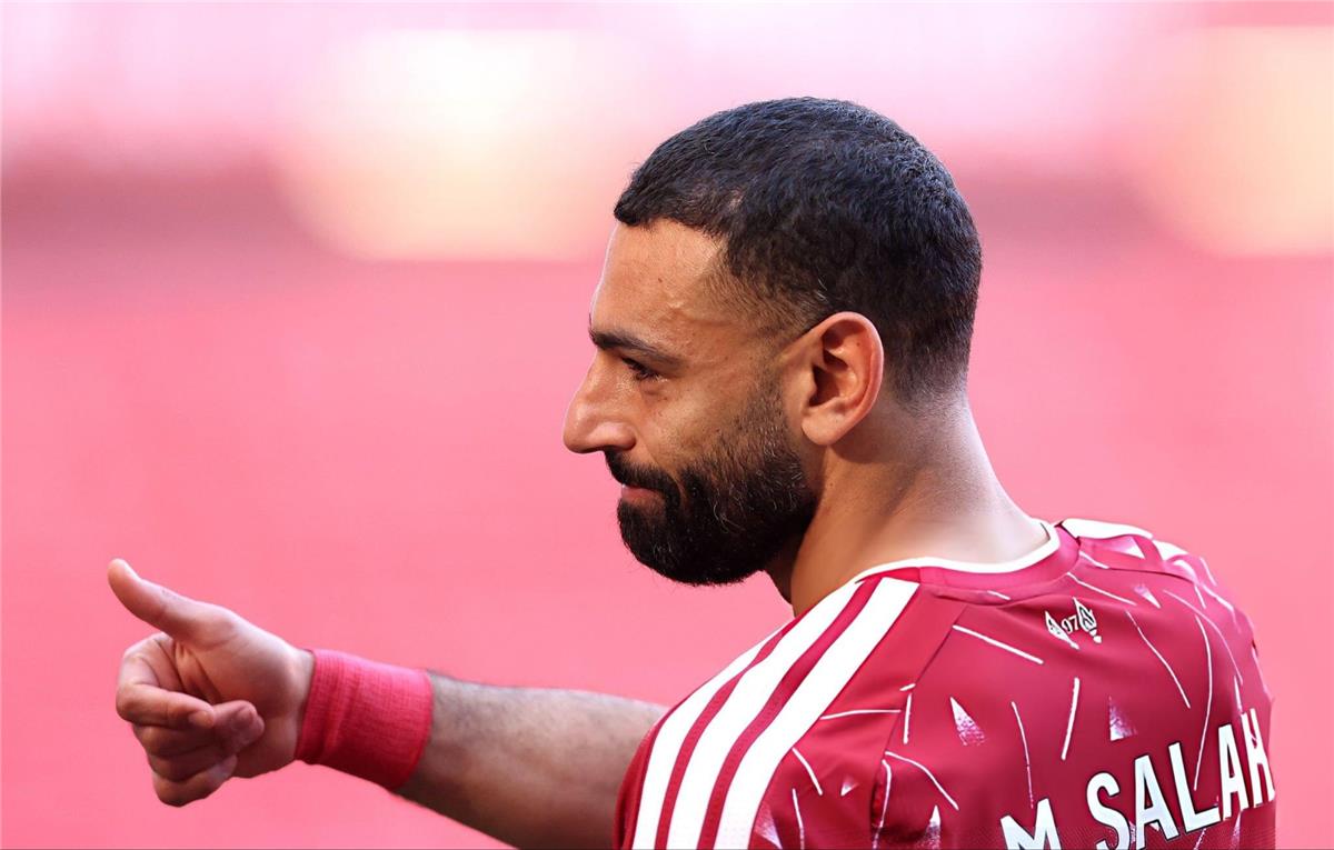 أوين يختار بديل محمد صلاح المثالي بعد رحيله عن ليفربول