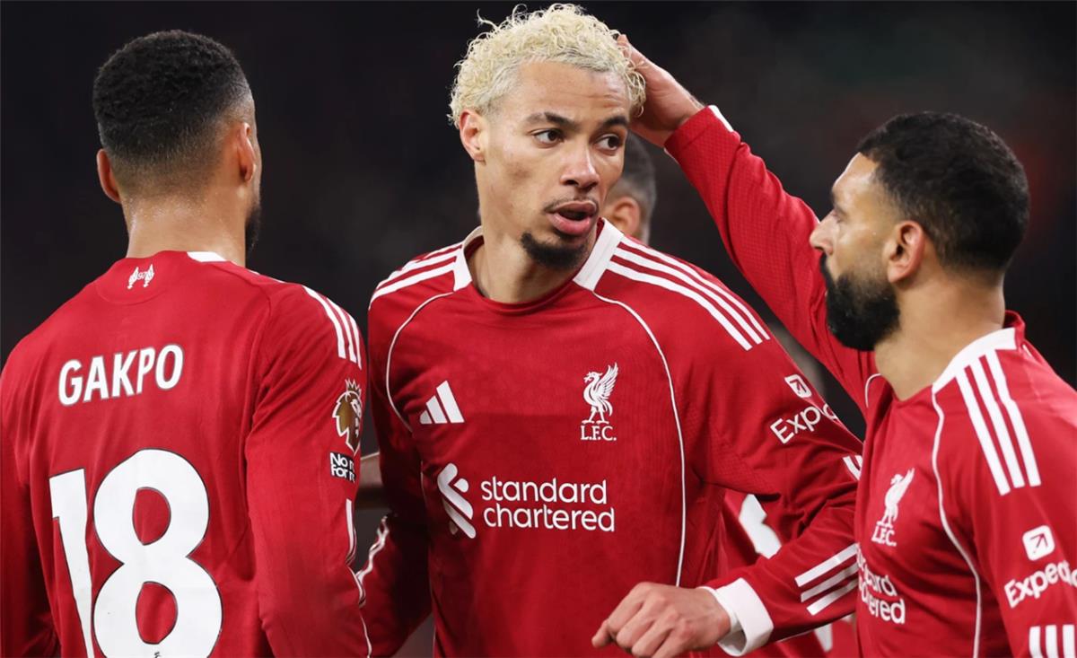 رباعي ليفربول يوجه رسائل لـ سلوت بعد إقالته 