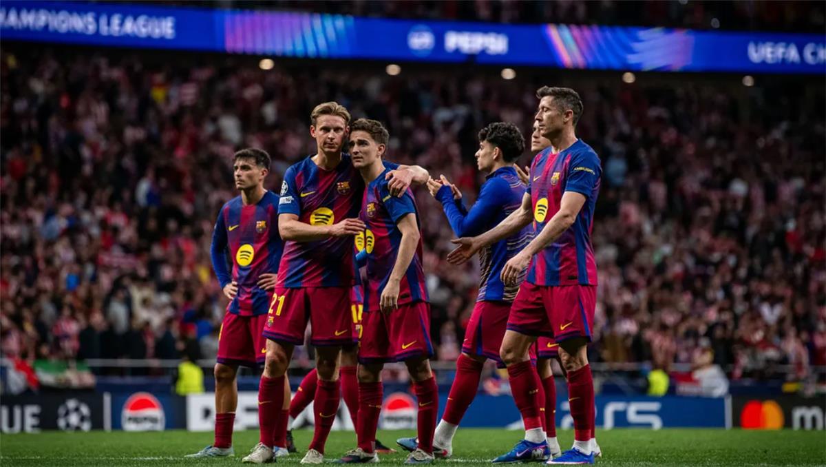 عرض مفاجئ يهدد استمرار لاعب برشلونة مع الفريق 