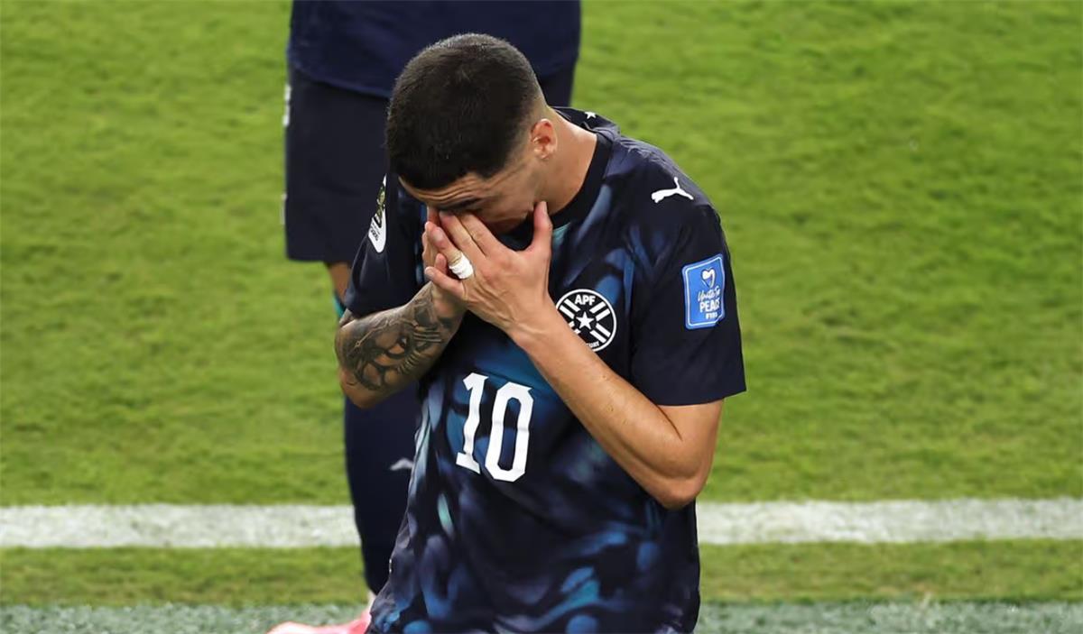 ألميرون يكسر صمته بعد طرده في كأس العالم بموجب القانون الجديد 