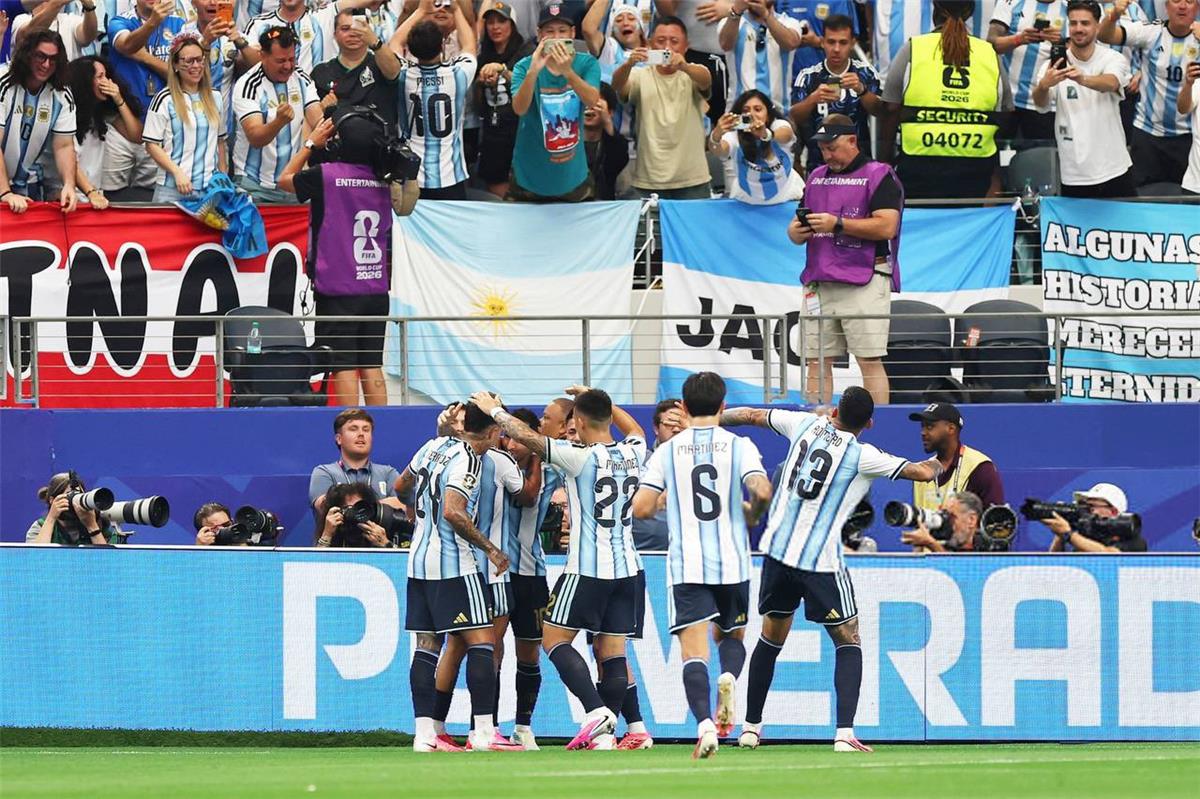 لاعب الأرجنتين يثير قلق سكالوني بعد الفوز على النمسا