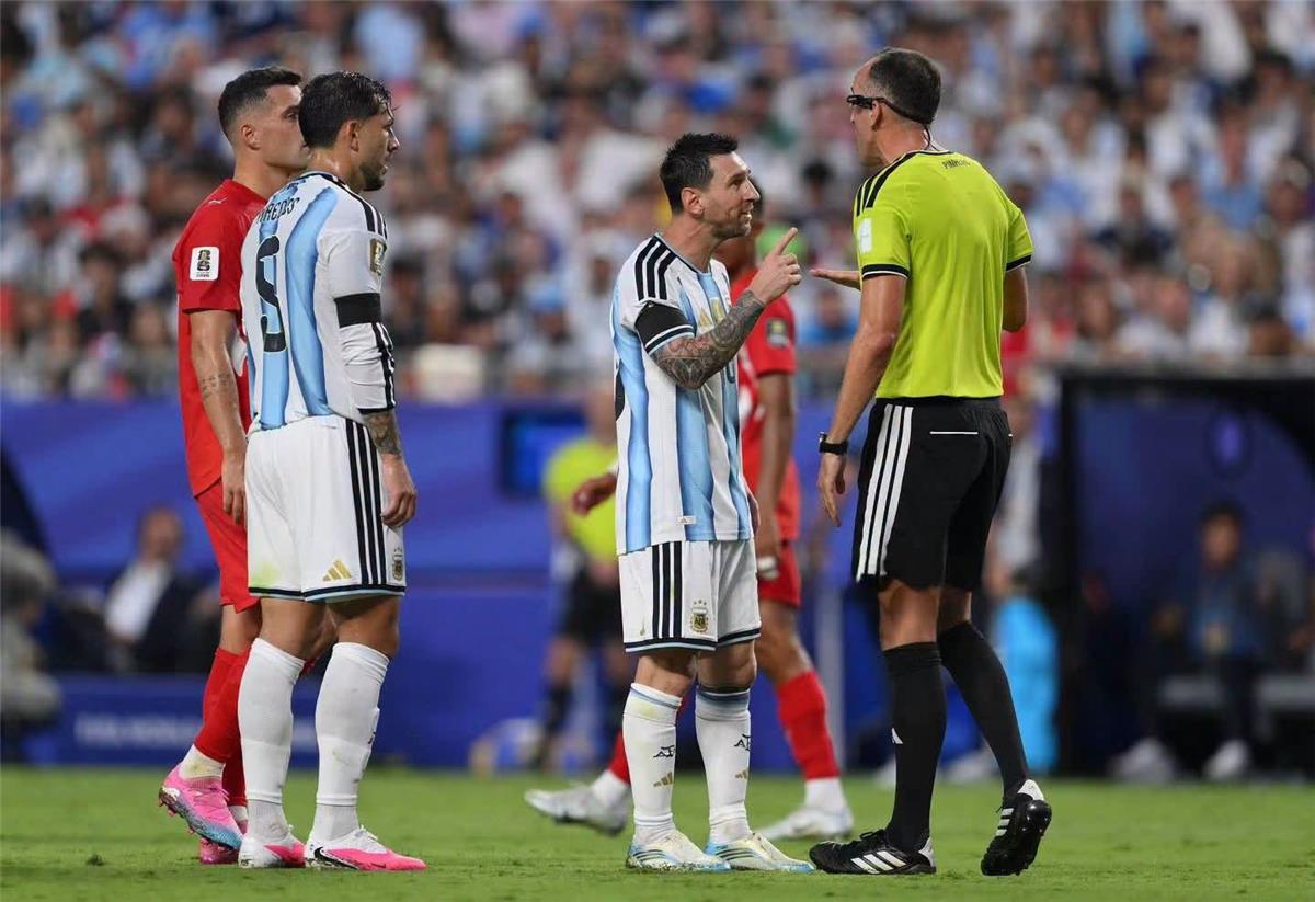 لا تقلل من احترامي.. ميسي ينفعل على حكم مباراة الأرجنتين وسويسرا