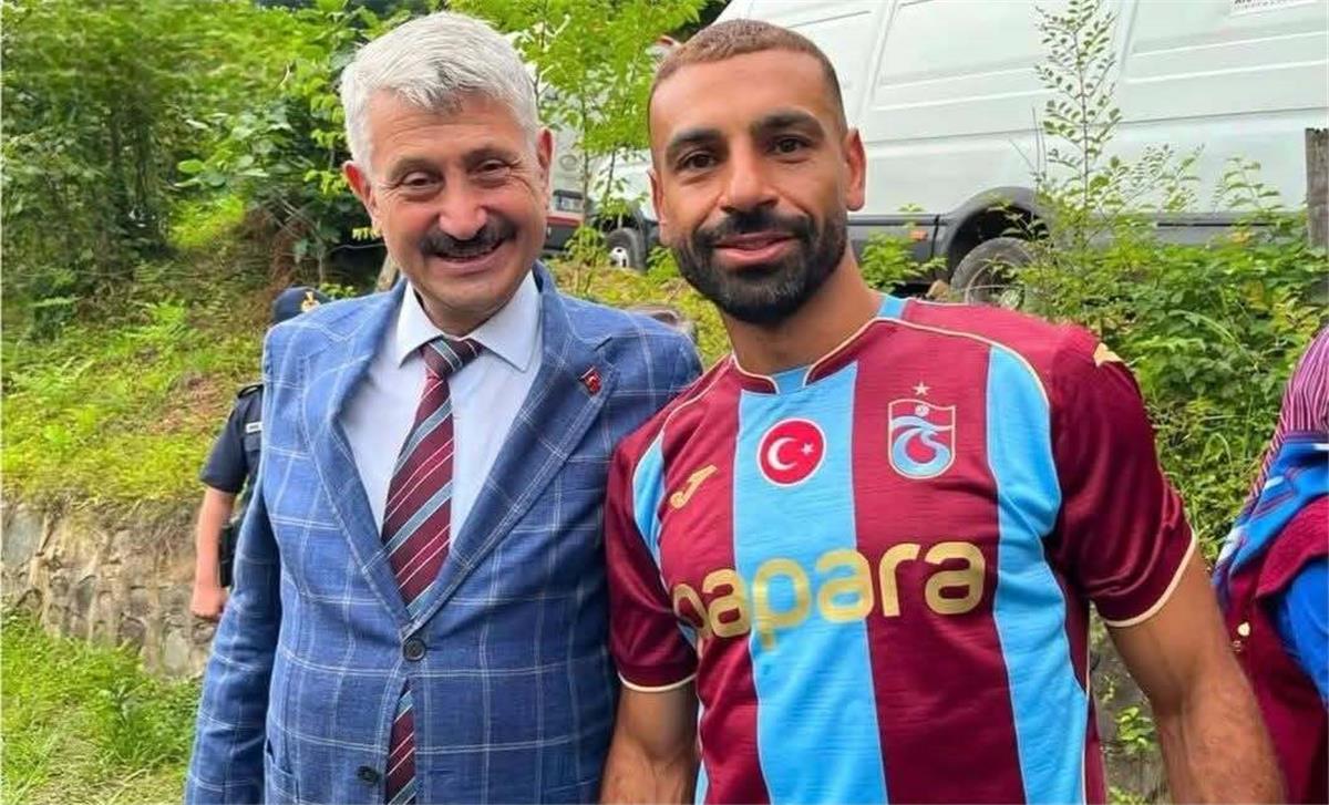 صور |  لفتة رائعة من عمدة مدينة أركالي لـ محمد صلاح أثناء تصوير إعلان تجاري