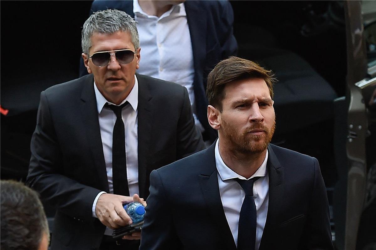 أول رد فعل من برشلونة بعد وفاة والد ميسي