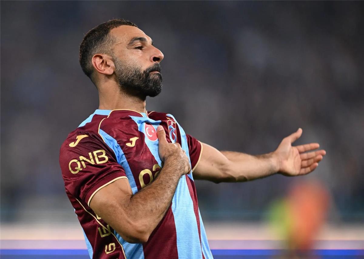 محمد صلاح يدخل تاريخ الدوري التركي بهدفيه أمام باشاك شهير