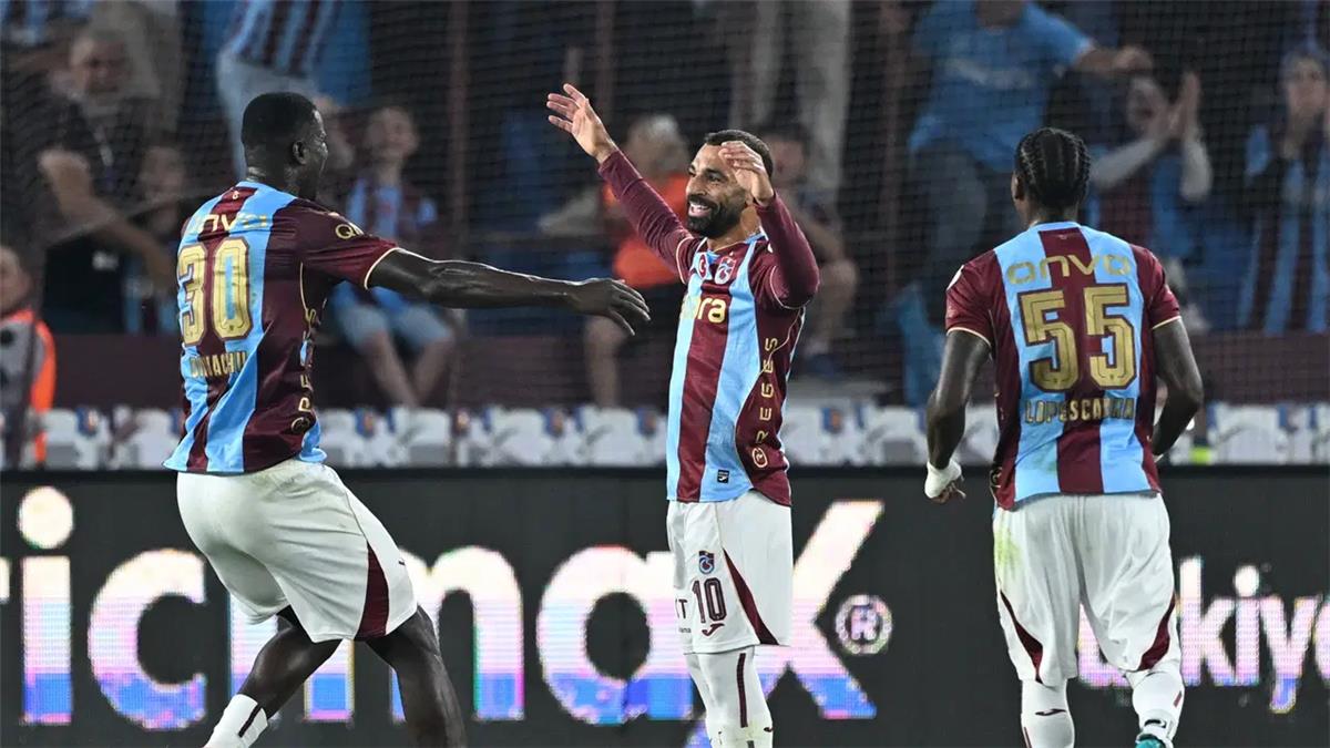رامي عباس يتفاعل مع تألق محمد صلاح في مباراة طرابزون بور وباشاك شهير