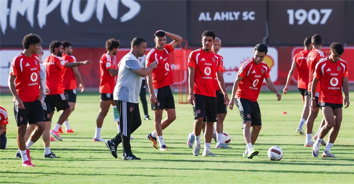 مران الأهلي | عموتة يجتمع باللاعبين وتدريبات تكتيكية استعدادًا للمقاولون العرب