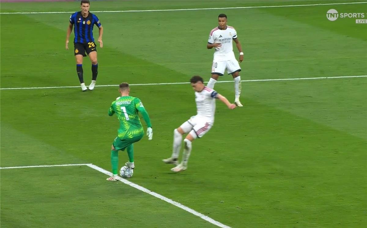 فيديو | خطأ فادح.. فالفيردي يسجل هدف ريال مدريد الثاني أمام إنتر ميلان