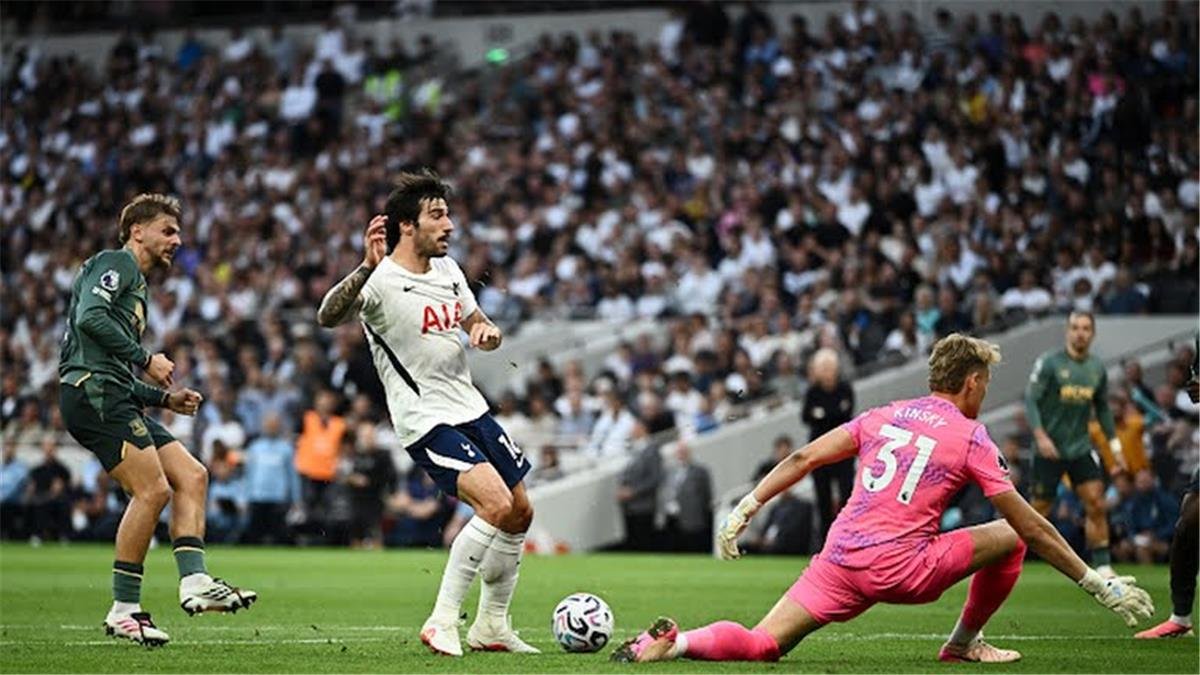 رجل مباراة توتنهام وإيفرتون في الدوري الإنجليزي