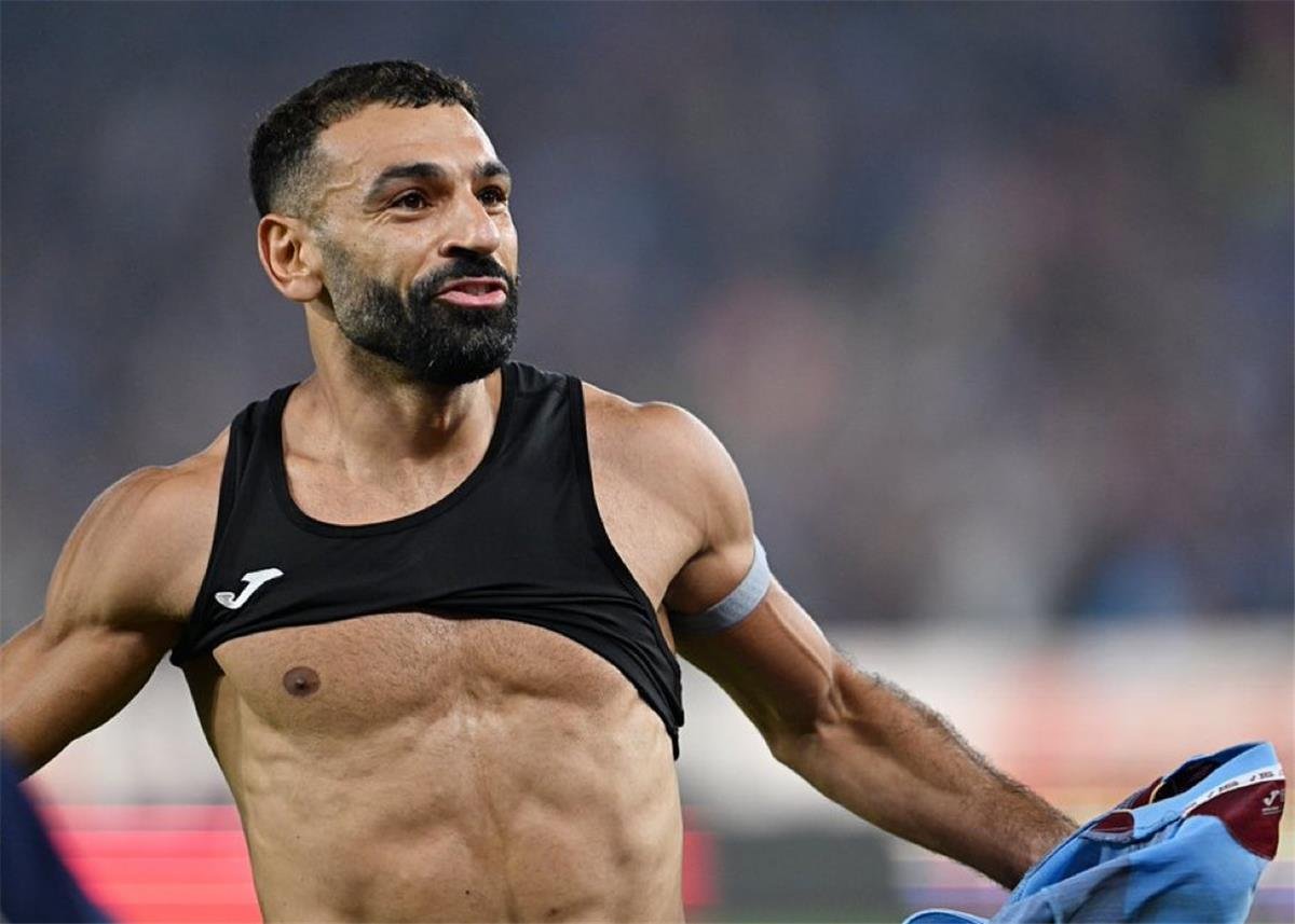 فيديو | مشجعة لـ ليفربول تسافر إلى تركيا لدعم محمد صلاح أمام جالطة سراي