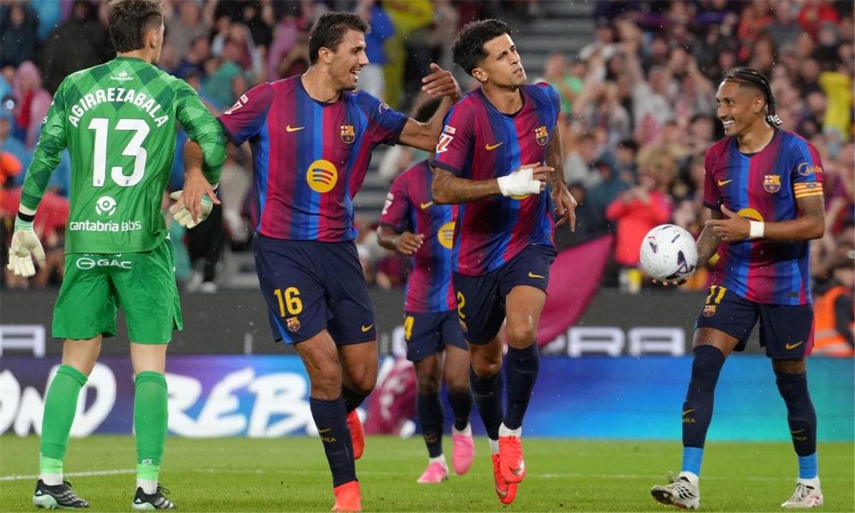 برشلونة يستعد لمكافأة موهبته بعد بدايته المميزة هذا الموسم