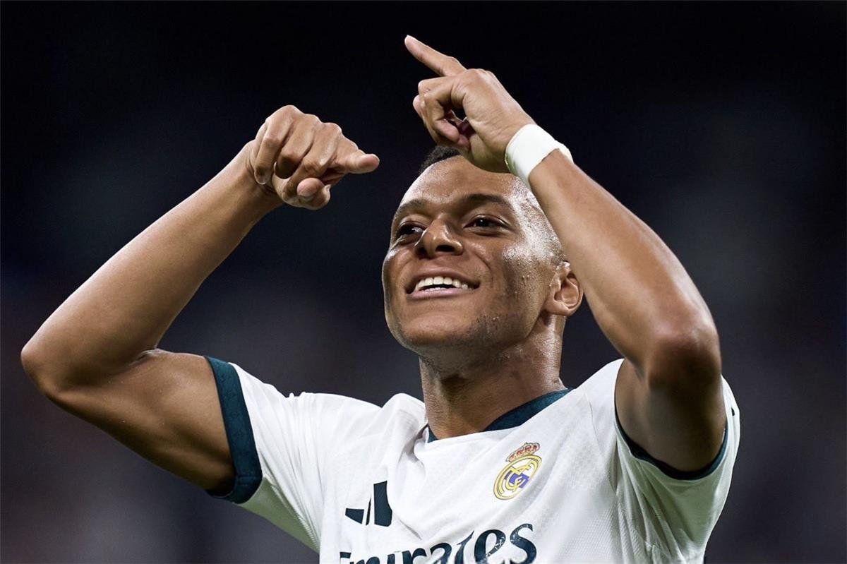 مبابي: رونالدو استثناء.. ولاعب ريال مدريد لا يستحق هذه الانتقادات