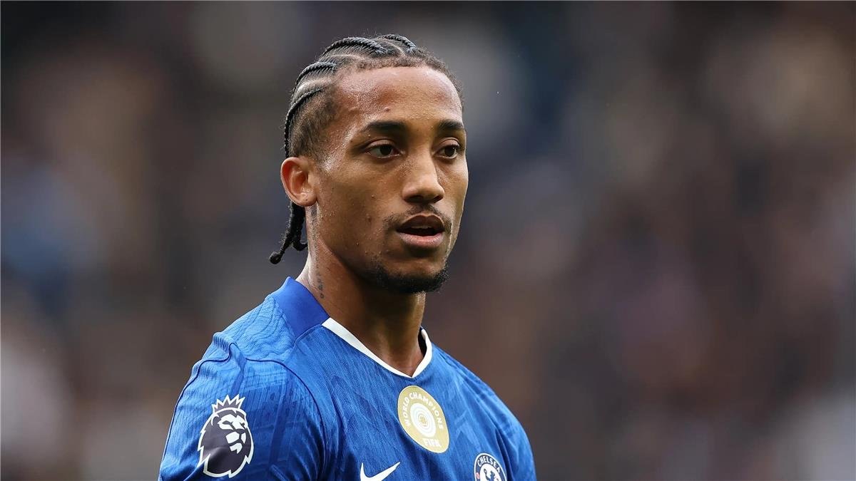 فيديو | جواو بيدرو يثير استياء جماهير آرسنال ومانشستر يونايتد بسبب محمد صلاح