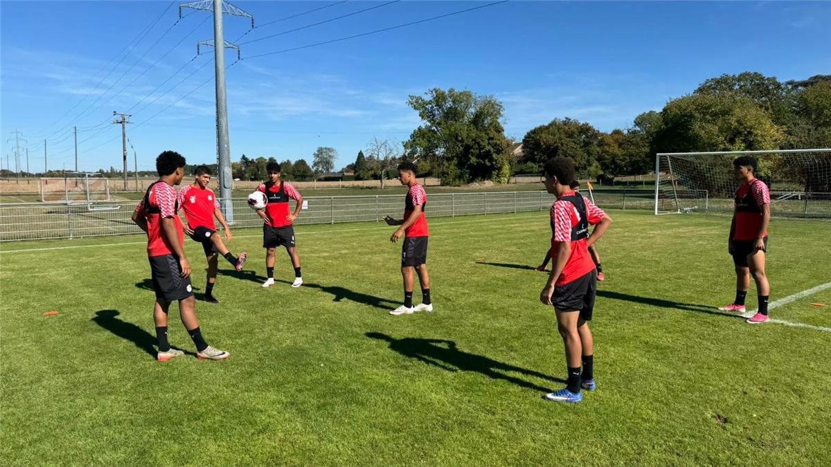 منتخب الناشئين يتدرب على ضربات الجزاء استعدادًا لـ إنجلترا