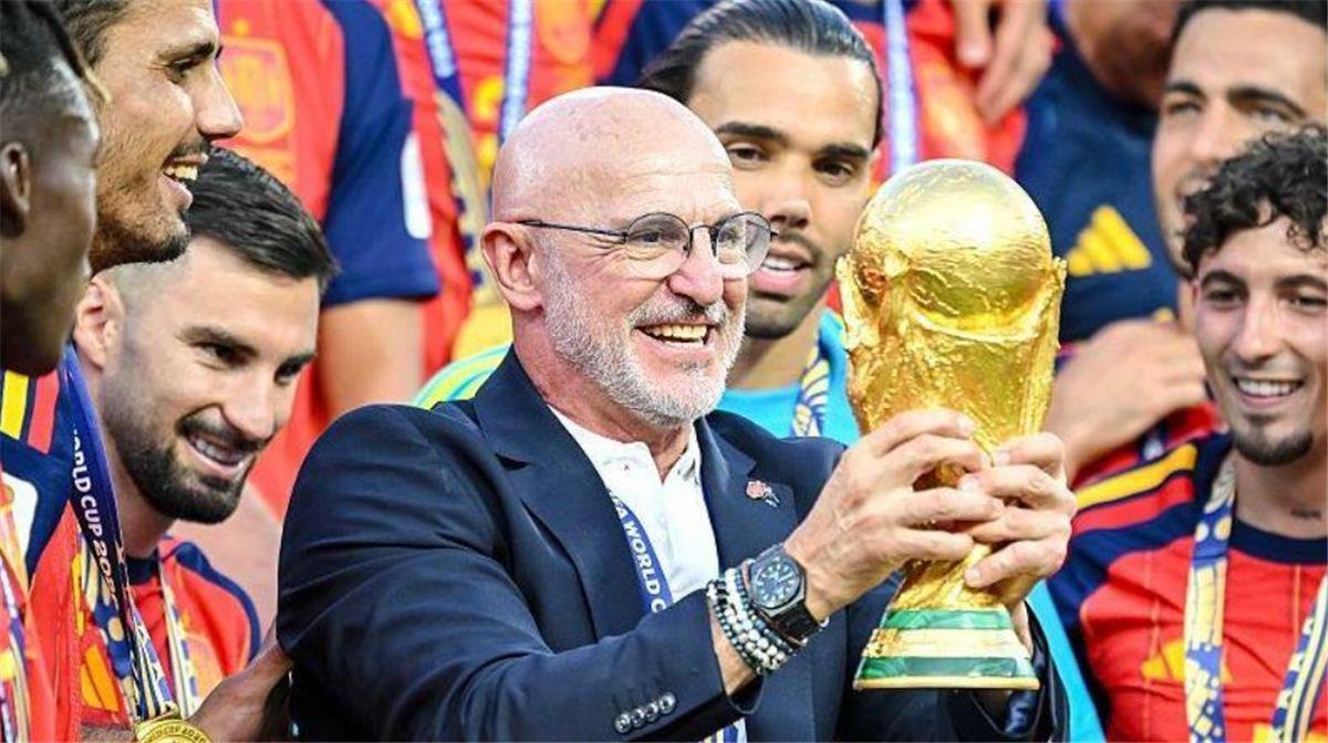 دي لا فوينتي: الكرة الذهبية للمدربين واللاعبين؟ لا يستحقها سوى الإسبان 