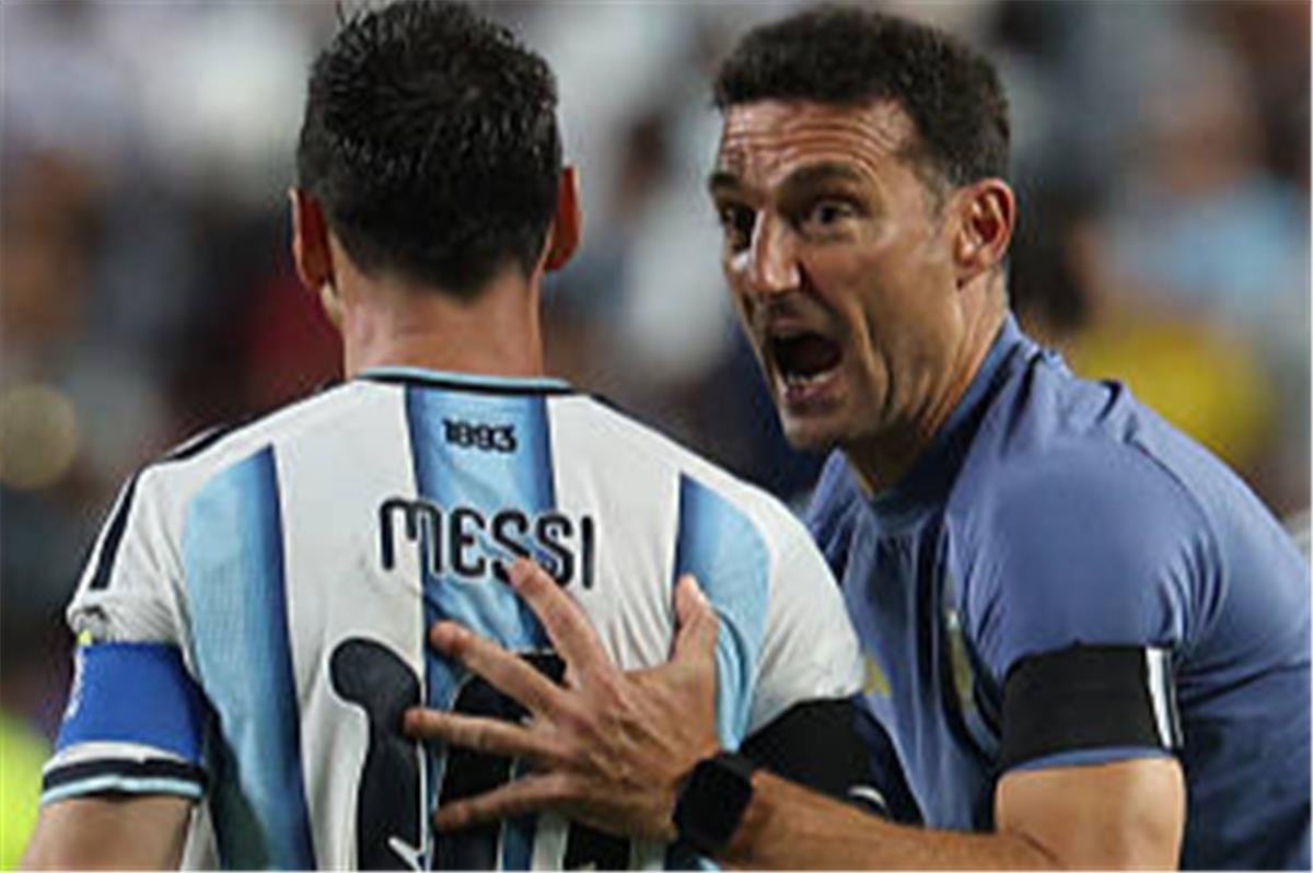 سكالوني يوضح مصير رقم 10 في الأرجنتين ويصرح: لن نعوض ميسي