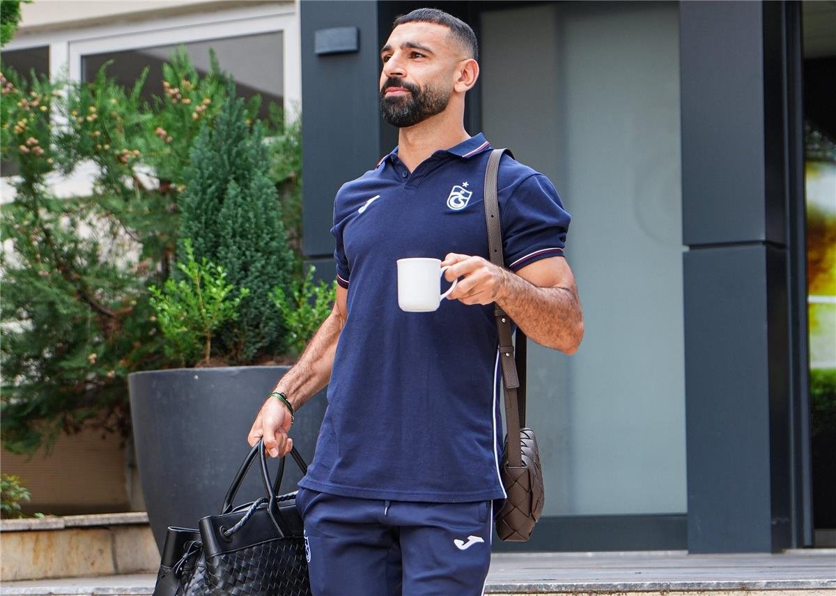 فيديو | محمد صلاح يثير جدلاً بين لاعبي طرابزون قبل مواجهة سامسون سبور