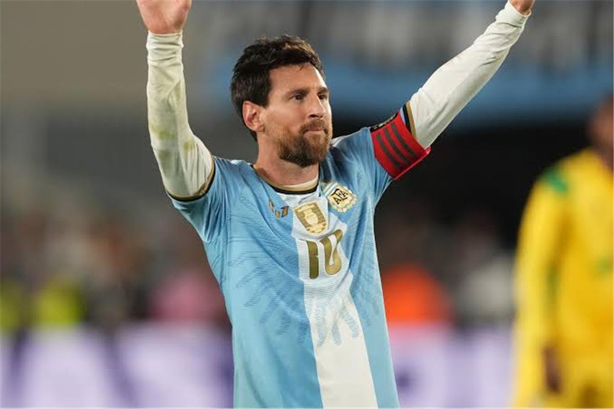 مدرب إسبانيا السابق يقر اعترافًا هامًا بشأن ميسي