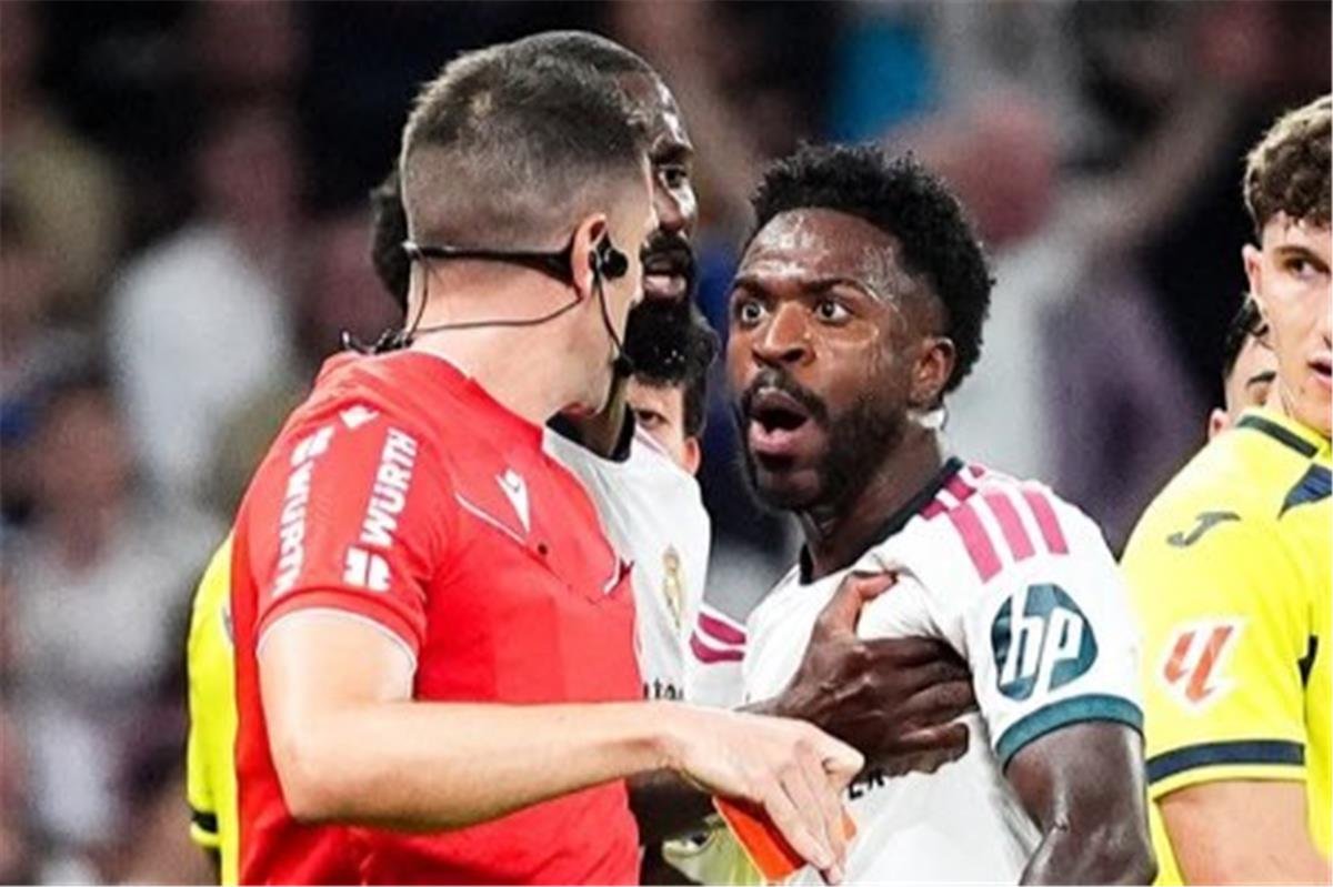 فيديو | الاتحاد الإسباني ينشر محادثة الفار بشأن طرد فينيسيوس أمام فياريال