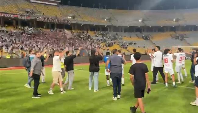 لاعبو الزمالك يحتفلون مع الجماهير بعد الفوز الكبير علي المصري في الدوري
