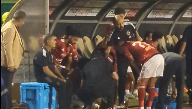 لاعبو الاهلي وعماد النحاس يواسون حسين الشحات بعد اصابته في مباراة كهرباء الاسماعيلية