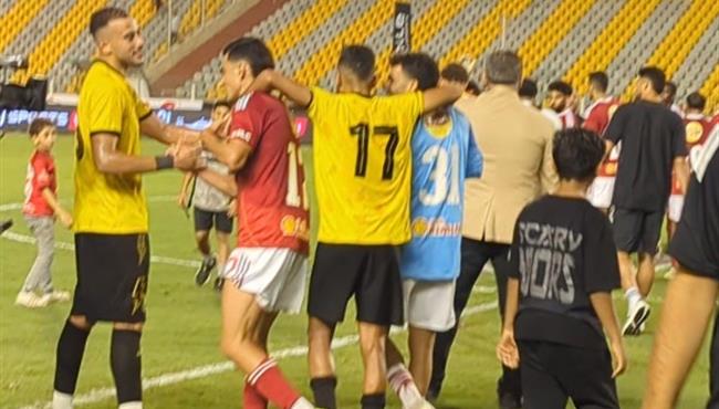 لاعبو الاهلي يحيون الجماهير بعد مباراة كهرباء الاسماعلية ولقطة طريفه بين زيزو وبن شرقي وأوناجم