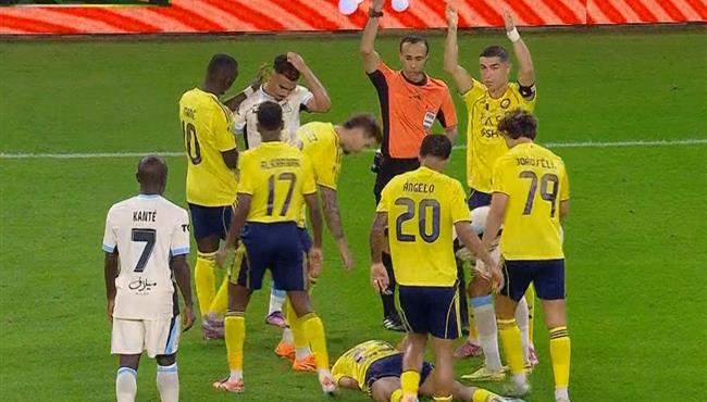 طرد احمد الجليدان بعد تدخل مرعب علي ايمن يحي ورونالدو يطالب بسرعه تدخل الجهاز الطبي