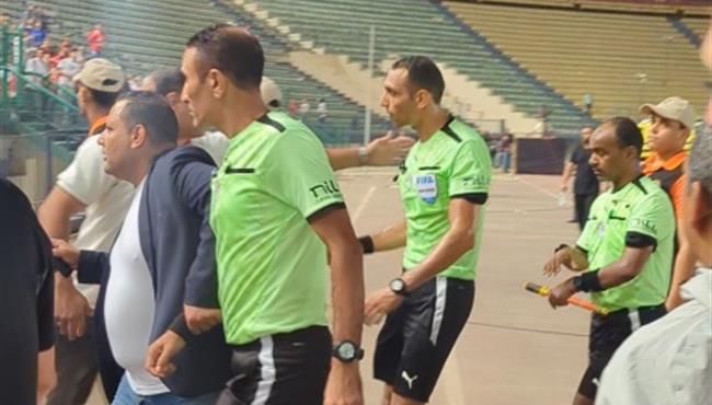 جماهير الاهلي تهاجم الحكم وتلقي عليه الزجاجات بعد التعادل امام بتروجيت