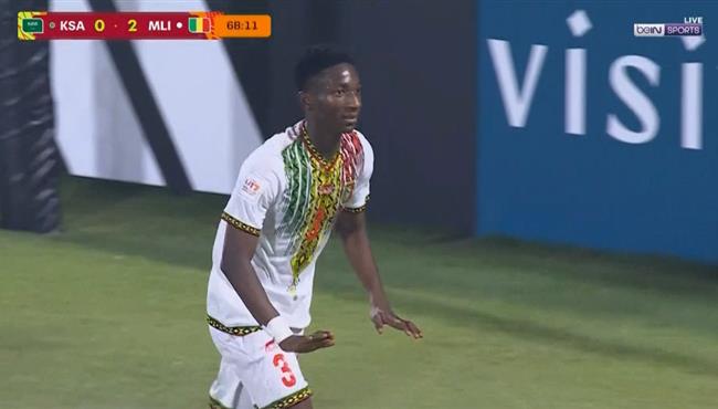 هدف مالي الثاني في مرمي السعودية بعد خطأ من المدافع