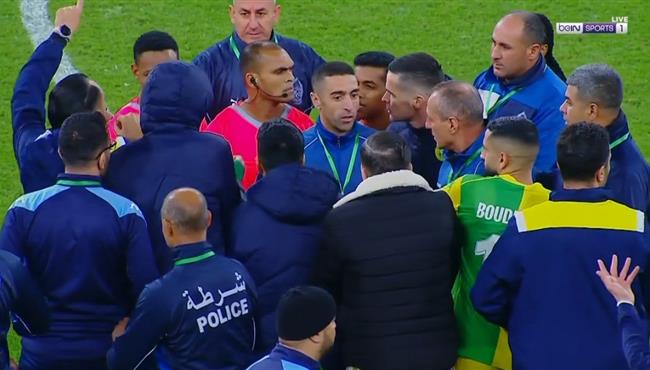 اعتراضات شديدة من الجهاز الفني لشبيبة القبائل علي علي حكم مباراة يانج افريكانز