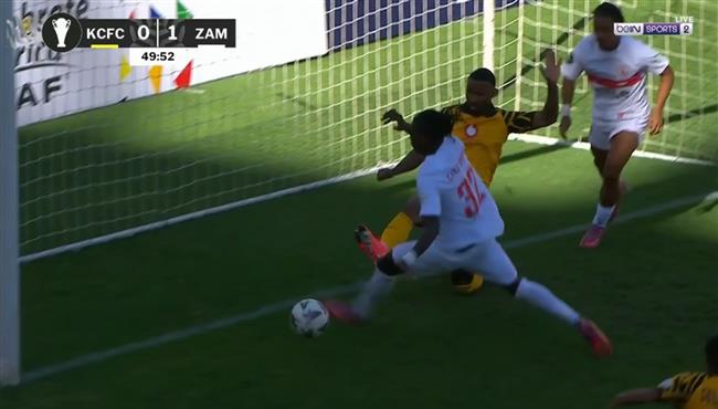 لاعب كايزر تشيفز يمنع الزمالك من تسجيل هدف محقق من علي خط المرمي