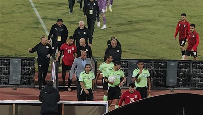 رد فعل غاضب من حسام حسن بين الشوطين بعد هدف تعادل نيجيريا في شباك منتخب مصر