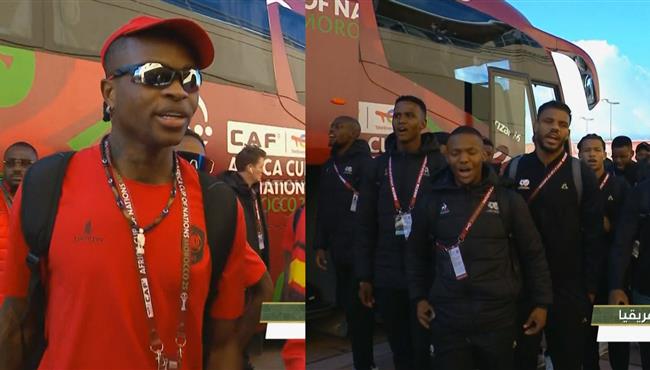 شيكو بانزا يرقص ويغني مع لاعبي أنجولا وجنوب أفريقيا قبل مباراتهم في كأس امم افريقيا