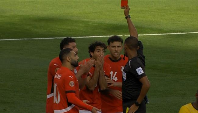 طرد محمد هاني وخناقة بين اللاعبين والمدربين في مباراة مصر وجنوب إفريقيا